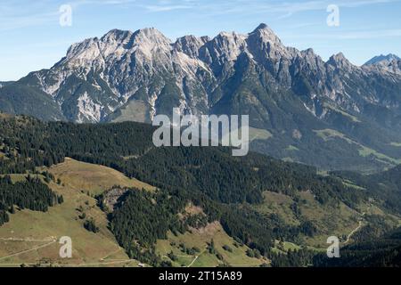 Bergpanorama, Berglandschaft, Aussicht an der Bergstation der Kohlmaisbahn, Seehöhe von 1,794 m, Saalbach Hinterglemm, Salzburger Land, Österreich, 2.Oktober 2023, herbstlich, sonnig Aussicht österreichische Alpen *** Bergpanorama, Berglandschaft, Blick an der Bergstation der Kohlmaisbahn, Meereshöhe 1 794 m, Saalbach Hinterglemm, Salzburger Land, Österreich, 2. Oktober 2023, herbstliche, sonnige Aussicht Österreichische Alpen 20231002DSC 0141 Credit: Imago/Alamy Live News Stockfoto