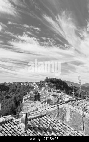 Bomarzo, Italien - Eine sehr kleine mittelalterliche Stadt in Tuffstein in Tuscia, Latium, berühmt für den esoterischen Monsterpark. Hier das historische Zentrum Stockfoto