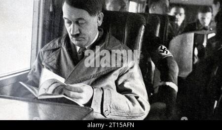 ADOLF HITLER (1889–1945) deutscher Diktator an Bord eines Flugzeugs um 1935 aus einer 1936 veröffentlichten Biografie Stockfoto