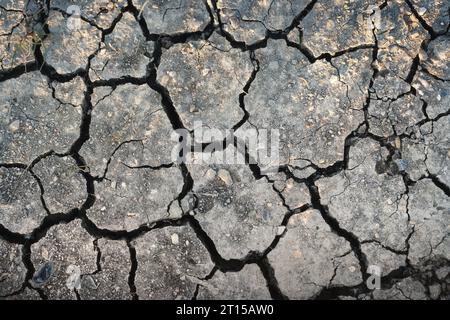 Zerrissener Boden durch Dürre. Fotografischer Hintergrund für die globale Erwärmung der Umwelt. Stockfoto