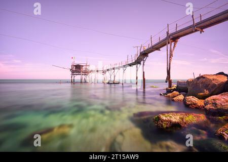 Trabocco alte Holzfischmaschine entlang der Adriaküste. Foto mit langer Belichtung. San Vito Chietino, Region Abruzzen, Italien Stockfoto