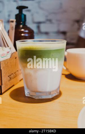 Tasse Matcha Latte mit Gradient Stockfoto