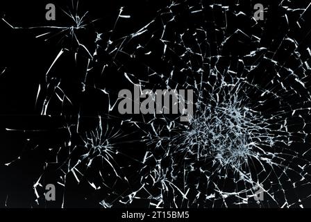 Das Kugelloch in der Glasnaht auf schwarzem Hintergrund Stockfoto