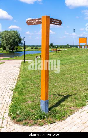 Richtungsanzeiger im Kloster Krippe Bobrenev in Staroe Bobrenevo, Kolomna, Russland. Text auf russisch: Klosterteich, Kloster Bobrenev Stockfoto