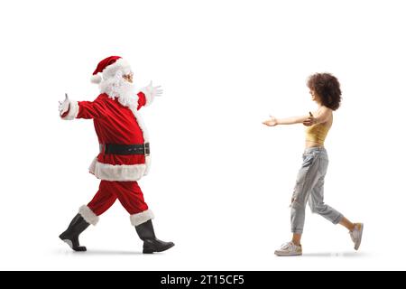 Profilaufnahme des weihnachtsmanns, der mit weit geöffneten Armen geht und eine Gen z weibliche, isoliert auf weißem Hintergrund trifft Stockfoto