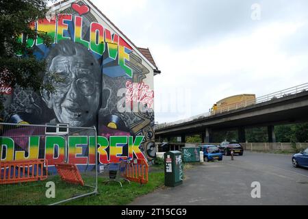 Die M32-Überführung in Eastville, Bristol, zeigt das Wandbild der lokalen Legende DJ Derek. Stockfoto