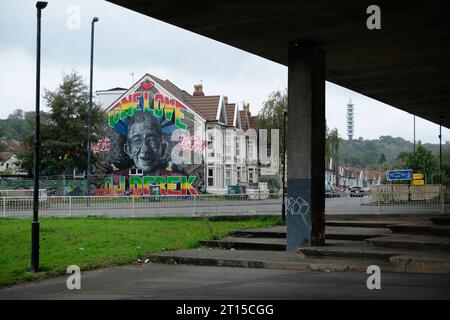 Die M32-Überführung in Eastville, Bristol, zeigt das Wandbild der lokalen Legende DJ Derek. Stockfoto