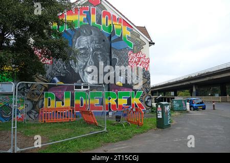 Die M32-Überführung in Eastville, Bristol, zeigt das Wandbild der lokalen Legende DJ Derek. Stockfoto