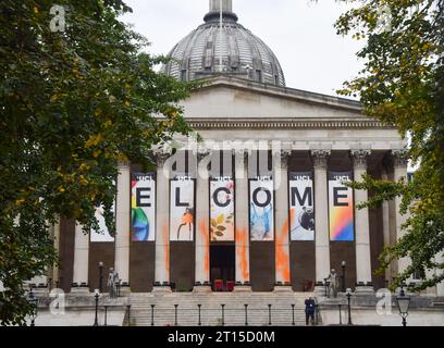 London, Großbritannien. Oktober 2023. Der Eingang des University College London (UCL) ist mit orangefarbener Farbe bedeckt. Die Aktion war Teil einer Just Stop Oil-Kampagne von Studenten, die sich an Universitäten in ganz Großbritannien richteten und die Regierung aufforderten, neue Lizenzen für fossile Brennstoffe zu stoppen. Quelle: Vuk Valcic/Alamy Live News Stockfoto