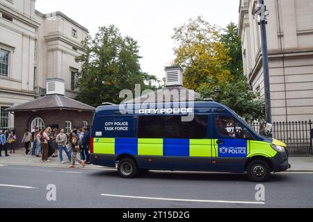 London, Großbritannien. Oktober 2023. Polizisten vor dem University College London (UCL), nachdem ein Just Stop Oil Aktivist den Eingang mit orangefarbener Farbe bespritzt hatte. Die Aktion ist Teil einer Kampagne von Studenten, die sich an Universitäten im ganzen Vereinigten Königreich richten und die Regierung dazu auffordern, neue Lizenzen für fossile Brennstoffe einzustellen. Quelle: Vuk Valcic/Alamy Live News Stockfoto