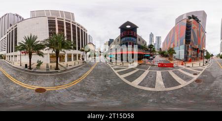 360 Grad Panorama Ansicht von Miami, FL, USA - 6. Oktober 2023: 360 rechteckiges Foto Walgreens Flagler Street