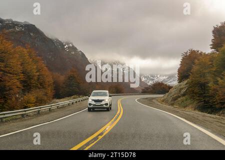 Innenansicht der Autobahn über den patagonischen Wald, Provinz feuerland, argentinien Stockfoto