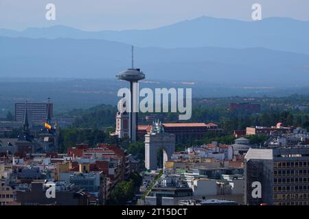 (231011) -- PEKING, 11. Oktober 2023 (Xinhua) -- dieses Foto vom 25. Juli 2023 zeigt den Sendeturm „Faro de Moncloa“ und den Arco de la Victoria in Madrid, Spanien. Der Zug vom chinesischen Handelsknotenpunkt Yiwu zum europäischen Handelsknotenzentrum Madrid wurde im November 2014 offiziell in acht Eurasiens mit einer Gesamtlänge von mehr als 13.000 Kilometern in Betrieb genommen. Der Zugverkehr von Yiwu nach Madrid ist zu einem Träger der wirtschaftlichen und handelspolitischen Zusammenarbeit und des kulturellen Austauschs zwischen den Ländern entlang der Eisenbahn geworden und hat eine neue Brücke für die Öffnung gebaut Stockfoto