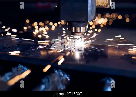 CNC-Laserschneiden von Metall in Nahaufnahme, moderne Industrietechnik. Geringe Schärfentiefe Stockfoto