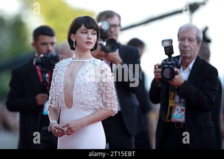 VENEDIG, ITALIEN – 4. SEPTEMBER: Schauspielerin Cailee Spaeny besucht den roten Teppich für den Film „Priscilla“ beim 80. Internationalen Filmfestival von Venedig Stockfoto