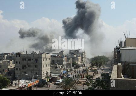 Rafah, Gaza. Oktober 2023. Nach einem israelischen Streik am Mittwoch, den 11. Oktober 2023, steigt der Rauch über den Gebäuden im südlichen Gazastreifen auf. Beamte des Gazastreifens berichteten, dass mehr als 1055 Menschen getötet wurden, als Israel das Gebiet mit Luftangriffen zerschlug. Foto: Ismael Mohamad/UPI Credit: UPI/Alamy Live News Stockfoto