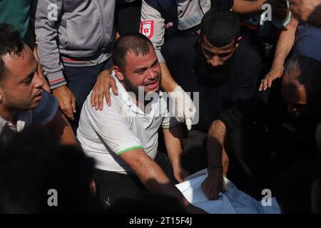 Gaza, Palästina. Oktober 2023. Die Beerdigung der Leichen von vier palästinensischen Sanitätern, die durch israelische Luftangriffe in Gaza getötet wurden, am 11. Oktober 2023. Foto: Ramez Habboub/ABACAPRESS.COM Credit: Abaca Press/Alamy Live News Stockfoto