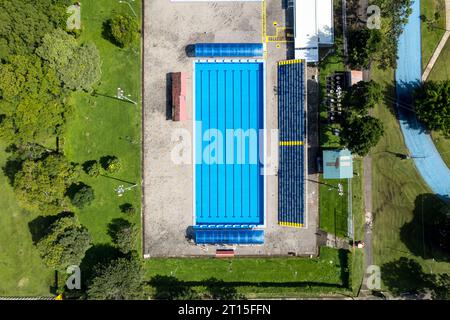 Blick aus der Vogelperspektive auf das Olympia-Schwimmbad im Sabana-Park in San Jose Costa Rica Stockfoto