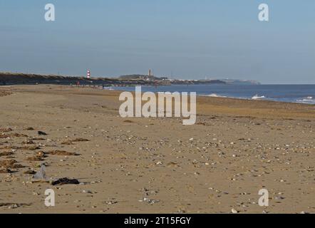 Blick nach Norden, mit Happisborough Lighthouse und Kirche in der Ferne Eccles-on-Sea, Norfolk, Großbritannien. Dezember Stockfoto