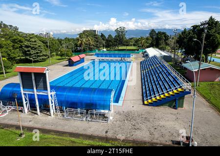 Blick aus der Vogelperspektive auf das Olympia-Schwimmbad im Sabana-Park in San Jose Costa Rica Stockfoto