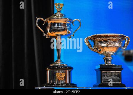 Melbourne, Australien. Oktober 2023. Die Australian Open-Trophäen wurden während der Australian Open 2024 Media Launch im Centrepiece, Melbourne Park, gezeigt. (Foto: Alexander Bogatyrev/SOPA Images/SIPA USA) Credit: SIPA USA/Alamy Live News Stockfoto