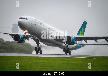 Aer Lingus Airbus A330-300 namens St Patrick. Bei regnerischem Tag starten Sie. Flughafen Manchester. Stockfoto