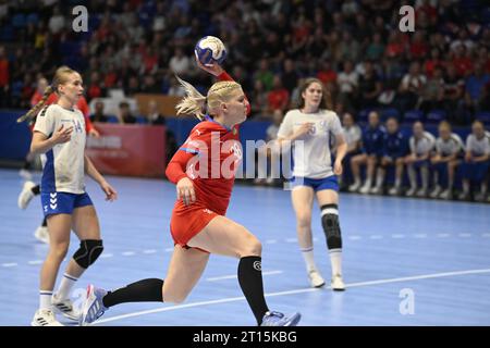 Zlin, Tschechische Republik. Oktober 2023. Von links Matilda Peitsar aus Finnland und Anna Frankova in Aktion während der Qualifikation der Frauen-Handball-Europameisterschaft Gruppe 3: Tschechische Republik gegen Finnland in Zlin, Tschechische Republik, 11. Oktober 2023. Quelle: Dalibor Gluck/CTK Photo/Alamy Live News Stockfoto