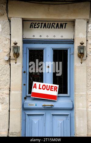 Für Mietschild ( in französischer Sprache: Ein lauter) über der Eingangstür eines Restaurants im Stadtzentrum. Wegen Konkurs wegen Wirtschaftskrise geschlossen Stockfoto