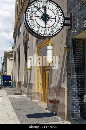 Die unverwechselbare Kompassuhr ist ein Markenzeichen von True North Apartmentgebäuden in New York City, wie 255 West 14th Street, Chelsea. Stockfoto