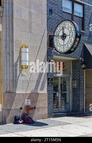 Die unverwechselbare Kompassuhr ist ein Markenzeichen von True North Apartmentgebäuden in New York City, wie 255 West 14th Street, Chelsea. Stockfoto