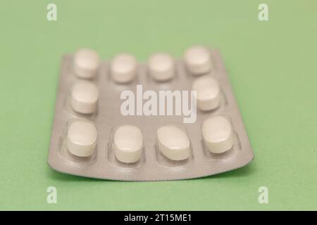 Goiânia, Goias, Brasilien – 10. Oktober 2023: Blisterpackung aus Kunststoff und Aluminium mit Tabletten auf grüner Oberfläche. Stockfoto