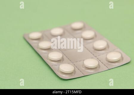 Goiânia, Goias, Brasilien – 10. Oktober 2023: Blisterpackung aus Kunststoff und Aluminium mit Tabletten auf grüner Oberfläche. Stockfoto