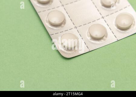 Goiânia, Goias, Brasilien – 10. Oktober 2023: Blisterpackung aus Kunststoff und Aluminium mit Tabletten auf grüner Oberfläche. Stockfoto