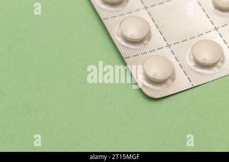 Goiânia, Goias, Brasilien – 10. Oktober 2023: Blisterpackung aus Kunststoff und Aluminium mit Tabletten auf grüner Oberfläche. Stockfoto