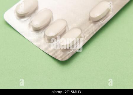 Goiânia, Goias, Brasilien – 10. Oktober 2023: Blisterpackung aus Kunststoff und Aluminium mit Tabletten auf grüner Oberfläche. Stockfoto