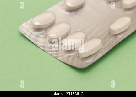 Goiânia, Goias, Brasilien – 10. Oktober 2023: Blisterpackung aus Kunststoff und Aluminium mit Tabletten auf grüner Oberfläche. Stockfoto