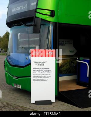 Doppeldeckerbus mit grünem Wright Bus bei einer Veranstaltung zur Förderung von Fahrzeugen mit Wasserstoffantrieb vor dem Millennium Centre, Cardiff Bay. Oktober 2023. Stockfoto