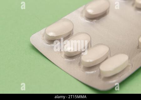 Goiânia, Goias, Brasilien – 10. Oktober 2023: Blisterpackung aus Kunststoff und Aluminium mit Tabletten auf grüner Oberfläche. Stockfoto