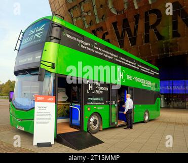 Doppeldeckerbus mit grünem Wright Bus bei einer Veranstaltung zur Förderung von Fahrzeugen mit Wasserstoffantrieb vor dem Millennium Centre, Cardiff Bay. Oktober 2023. Stockfoto