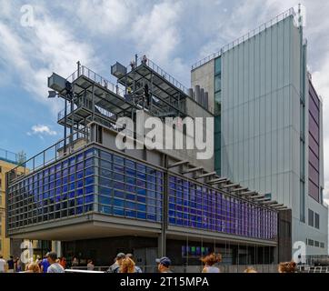 Das Diller-von Furstenberg Building, neben dem Whitney Museum of American Art, ist der Hauptsitz des High Line Parks von New York City. Stockfoto