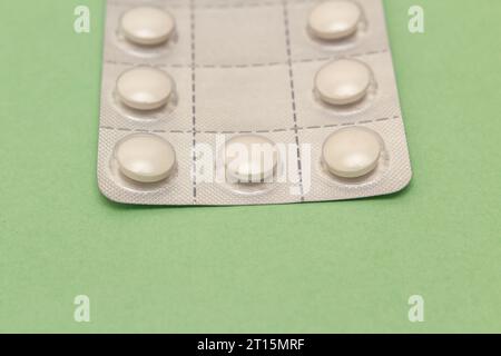 Goiânia, Goias, Brasilien – 10. Oktober 2023: Blisterpackung aus Kunststoff und Aluminium mit Tabletten auf grüner Oberfläche. Stockfoto