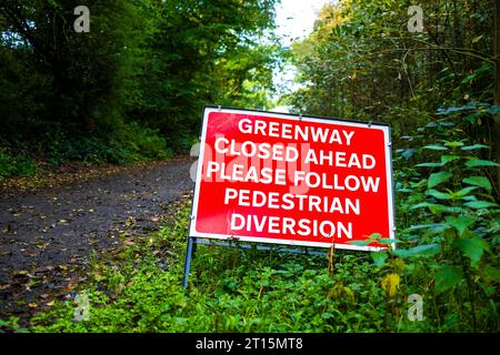 Warnschild, dass der Fußweg vor Fußgängern gesperrt ist, um einer Abzweigung zu folgen, Salford Greenway Roe Green Worsley Stockfoto