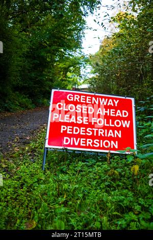 Warnschild, dass der Fußweg vor Fußgängern gesperrt ist, um einer Abzweigung zu folgen, Salford Greenway Roe Green Worsley Stockfoto