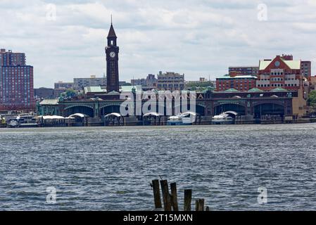 Lackawanna auf dem Uhrturm und dem Fährterminal sind historische Anspielungen auf eine längst vergangene Eisenbahnstrecke; das Terminal ist nach wie vor ein geschäftiger Verkehrsknotenpunkt für Pendler. Stockfoto