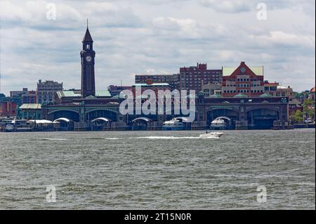 Lackawanna auf dem Uhrturm und dem Fährterminal sind historische Anspielungen auf eine längst vergangene Eisenbahnstrecke; das Terminal ist nach wie vor ein geschäftiger Verkehrsknotenpunkt für Pendler. Stockfoto