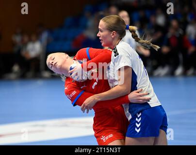 Zlin, Tschechische Republik. Oktober 2023. Von links die Tschechische Anna Frankova, Matilda Peitsar aus Finnland in Aktion während der Qualifikation der Handball-Europameisterschaft der Frauen in der Gruppe 3: Tschechische Republik gegen Finnland in Zlin, Tschechische Republik, 11. Oktober 2023. Quelle: Dalibor Gluck/CTK Photo/Alamy Live News Stockfoto