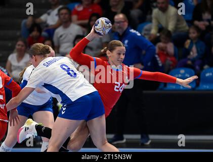 Zlin, Tschechische Republik. Oktober 2023. Von links Sofia Sandelin von Finnland und die Tschechische Eliska Desortova in Aktion während der Qualifikation der Handball-Europameisterschaft der Frauen in der Gruppe 3: Tschechische Republik gegen Finnland in Zlin, Tschechische Republik, 11. Oktober 2023. Quelle: Dalibor Gluck/CTK Photo/Alamy Live News Stockfoto