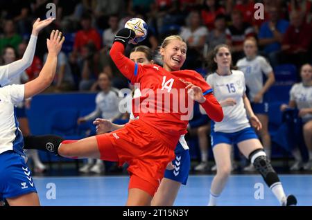 Zlin, Tschechische Republik. Oktober 2023. Das Zentrum ist die Tschechische Kamila Kordovska im Einsatz während der Qualifikation der Handball-Europameisterschaft der Frauen in der Gruppe 3: Tschechische Republik gegen Finnland in Zlin, Tschechische Republik, 11. Oktober 2023. Quelle: Dalibor Gluck/CTK Photo/Alamy Live News Stockfoto