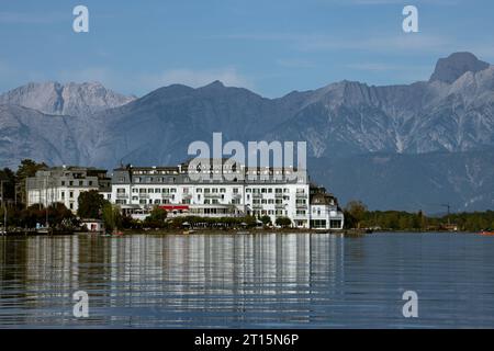 Grand Hotel, Zell am See, Salzburger Land, Österreich, 3. Oktober 2023, Bootsfahrt auf dem Zeller See, Pinzgauer Berge, Sicht vom Wasser aus, Bergpanorama von der Seeseite, Seefahrt mit dem Boot auf dem Zeller See *** Grand Hotel, Zell am See, Salzburger Land, Österreich, 3. Oktober 2023, Bootsfahrt auf dem Zeller See, Pinzgauer Berge, Blick vom Wasser, Bergpanorama vom Seeufer, Seereise mit dem Boot auf dem Zeller See 20231003DSC 0249 Credit: Imago/Alamy Live News Stockfoto