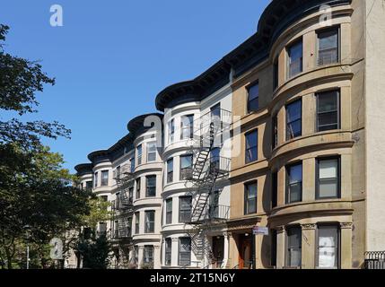 Straße mit altmodischen Stadthäusern in New York City mit geschwungenen Fronten Stockfoto